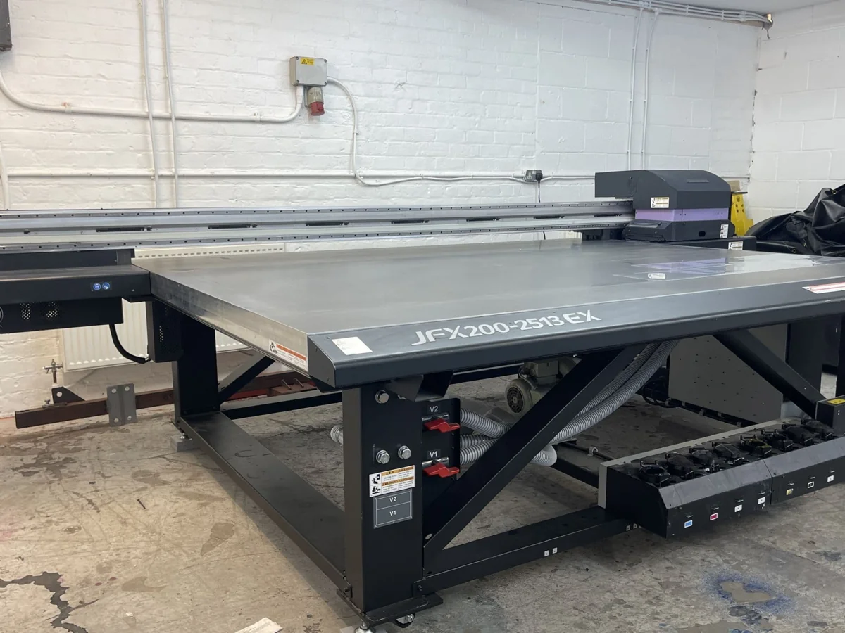 Imprimantă flatbed UV Mimaki din atelierul Producție360