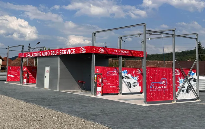 Panouri și grafică publicitară roșie pentru spălătoria auto YLL-WASH