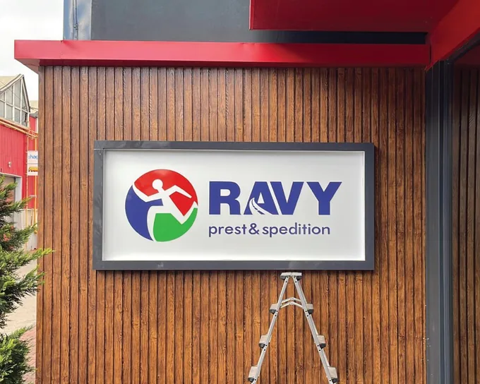 Casetă publicitară RAVY prest & spedition montată pe fațadă