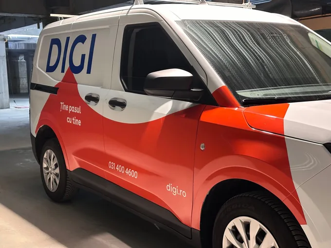 Autoutilitară DIGI cu grafică publicitară roșie și albă