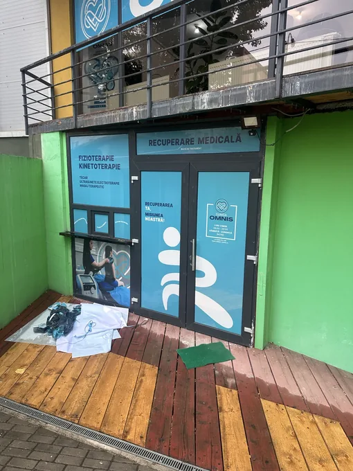 Vitrină și ușă personalizate pentru clinica Omnis de recuperare medicală