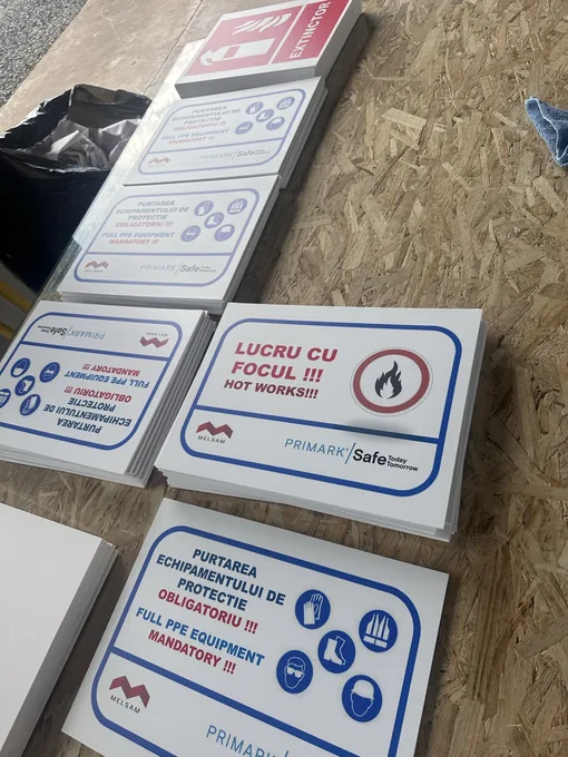 Plăcuțe de securitate Primark cu simboluri pentru echipamentul de protecție, lucrul cu focul și extinctor
