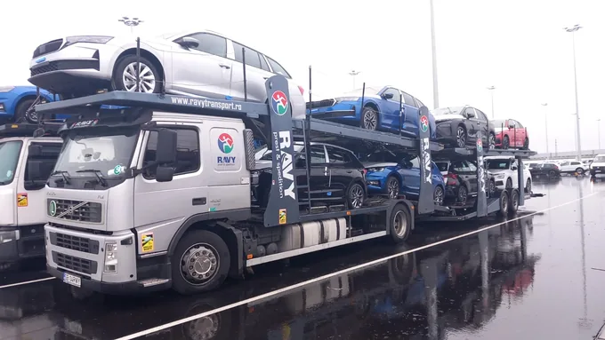 Camion de transport auto cu logo-uri și inscripționare RAVY