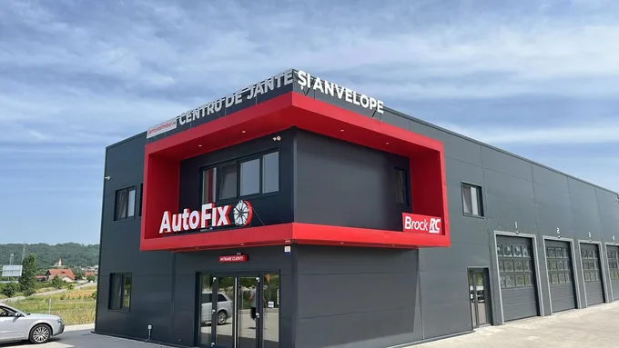 Litere volumetrice AutoFIX și centru de jante și anvelope pe fațadă