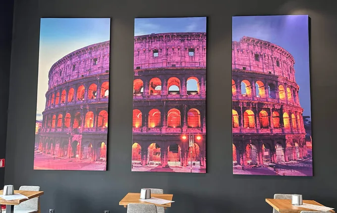 Tablou triptic pe canvas cu Colosseumul, montat într-un spațiu interior
