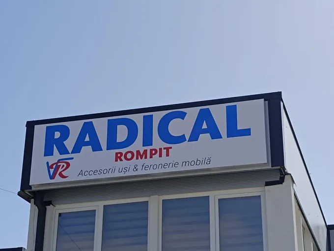Panou publicitar Radical Rompit montat deasupra intrării