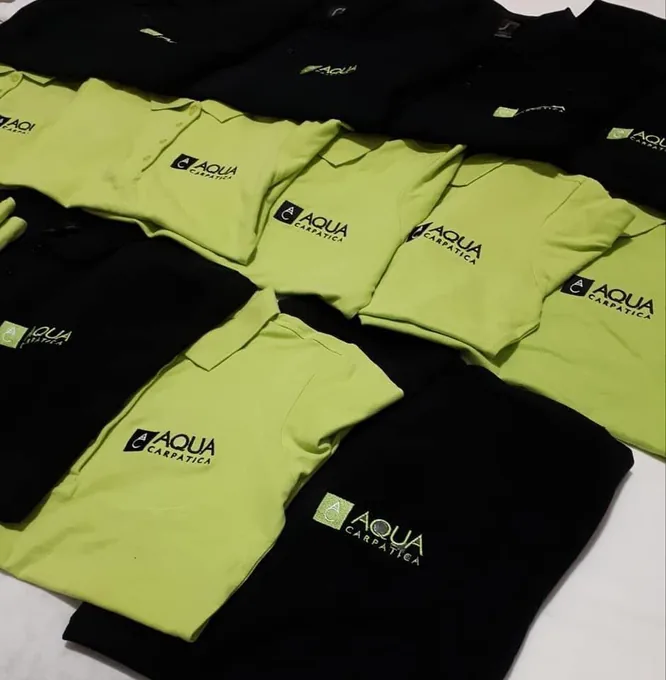 Textile verzi și negre personalizate cu logo Aqua Carpatica