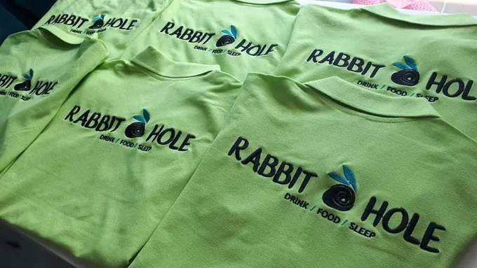 Textile verzi personalizate cu logo Rabbit Hole